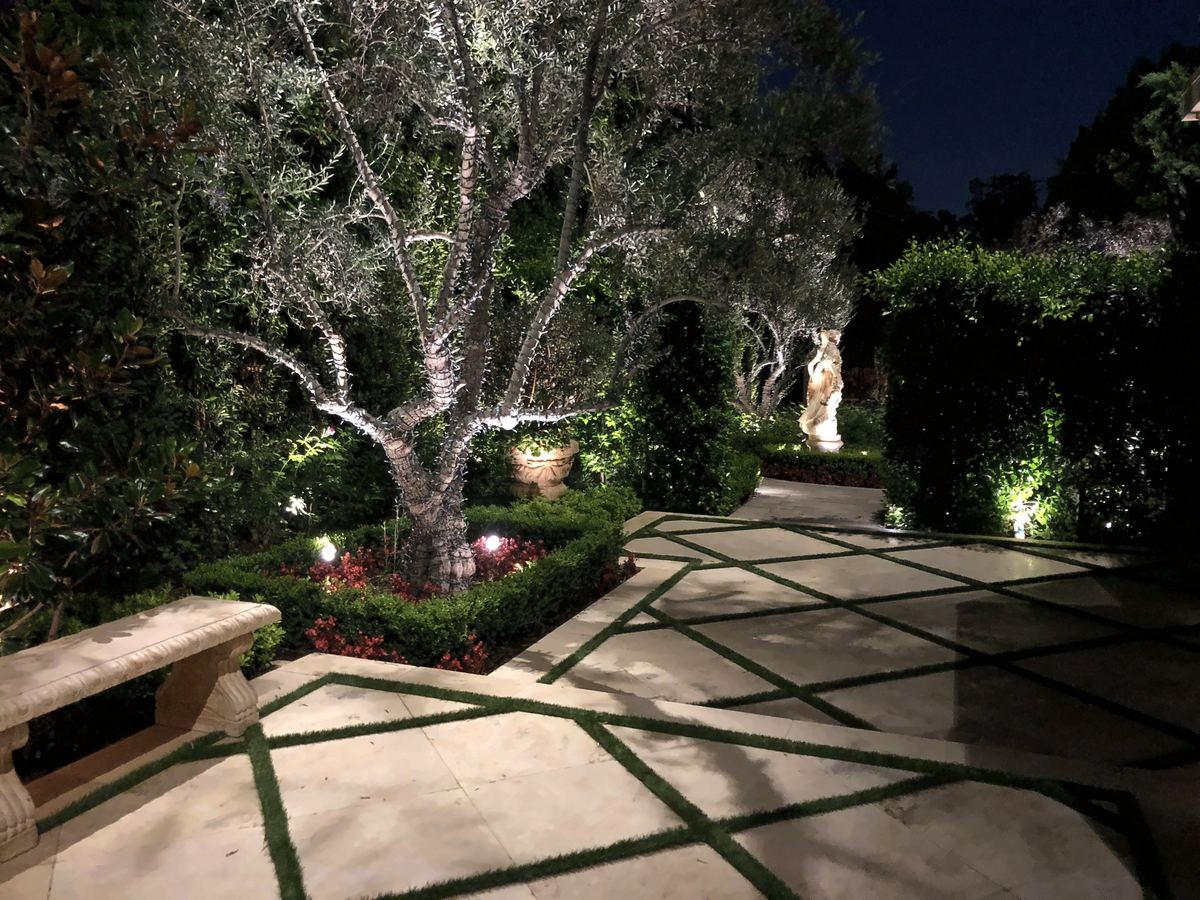 Lit olive hedges motor court